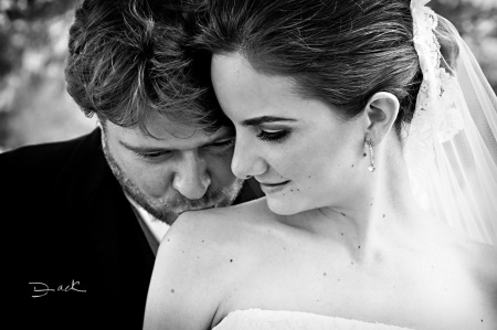 Tania y Antonio disfrutando un hermoso momento el día de su matrimonio.- Fotografía de David Lack.

DigitalizARTE Studio