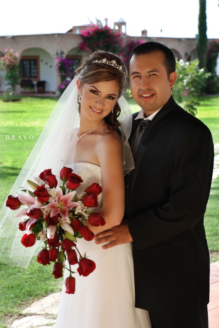 Lic. Eseramy Elizabeth Arreola Luna e Ing. José León Gamboa Ramírez, en la Iglesia Inmaculada Concepción unieron sus vidas en sagrado matrimonio el 16 de julio de 2010. Los acompañaron sus señores padres: Héctor González y Esperanza Luna de Anda; José León Gamboa Hernández y Eva Ramírez López.

Estudio Bravo