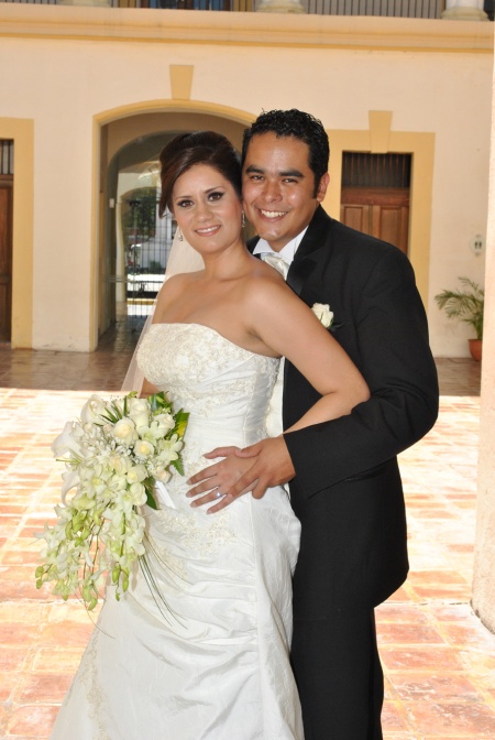 En la Iglesia del Sagrado Corazón de Jesús unieron sus vidas en sagrado matrimonio Srita. Tere Serrano Flores y Sr. Julián Castro de León, el pasado 19 de junio de 2010. Ellos son hijos de los señores; Adolfo Serrano Domínguez y Olivia Flores Pedraza; Julián Castro Woo y Minerva de León Sauza.