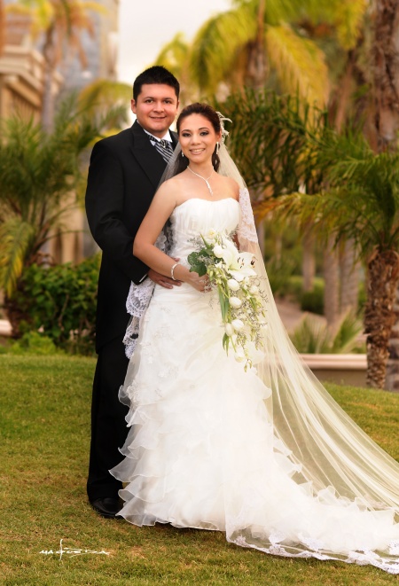 L.E.M. Cecilia Guadalupe de la Torre Moreno y L.A.E. Miguel Ángel Solano Nieto unieron sus vidas en sagrado matrimonio el pasado 24 de julio de 2010 en la iglesia de la Encarnación. Los acompañaron sus padres los señores; C.P. Roberto de la Torre Flores y Mayela Moreno de De la Torre; Miguel Ángel Solano Quiroz y Profra. Dora Alicia Nieto de Solano

Maqueda Fotografía