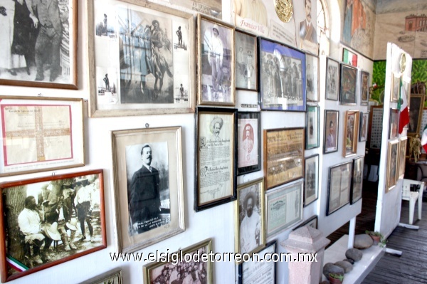 La habitación está atestada de fotografías, colocadas en las paredes y de imágenes relacionadas con la gesta revolucionaria, con episodios de la vida del jefe de la División del Norte.