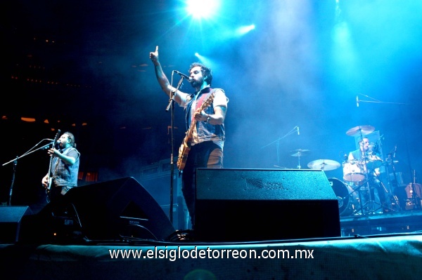 Tito, Miky, Randy y Paco salieron al foro para deleitar a los miles de laguneros que
se dieron cita anoche en el recinto con el tema Noko.