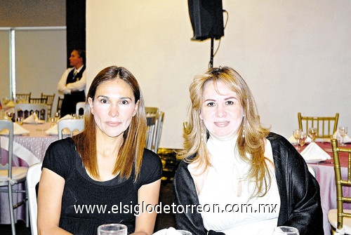 21102010 Roberto Reyes Olivas y María Guadalupe Carrillo de Reyes festejaron 28 años de casados con un viaje a Mazatlán.
