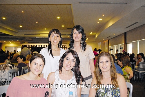 24102010 Ileana, Dora, Claudia, Ana Elisa e Iliana, reunidas en reciente festejo.