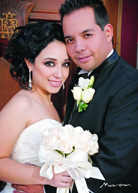 Marcela Garza Carranza y Luis Gonzaga Salazar Rodela unieron sus vidas en sagrado matrimonio el pasado dos de octubre de 2010 en la parroquia Los Ángeles. Ellos son hijos de los señores Roberto Garza Treviño y María Teresa Carranza Dávila; Luis Gonzaga Salazar García y María Teresa Rodela Aguirre.

 Estudio Morán 