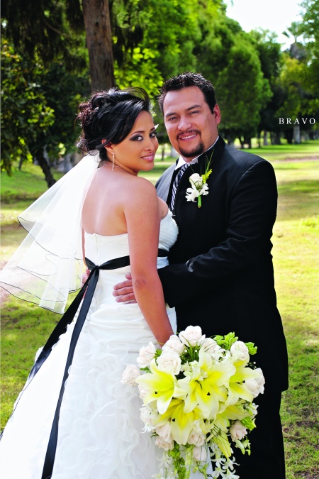 L.M.I. Ivonne Rivera Sánchez y L.M. Jorge Daniel Esparza Sánchez unieron sus vidas en matrimonio el 16 de octubre de 2010 en el santuario del Divino Niño en Gómez Palacio. Ellos son hijos de los señores José Enrique Rivera Castro y Carolina Sánchez Zul; Juan Francisco Esparza Gallardo y María de Jesús Sánchez Nájera.

Bravo Fotografía.