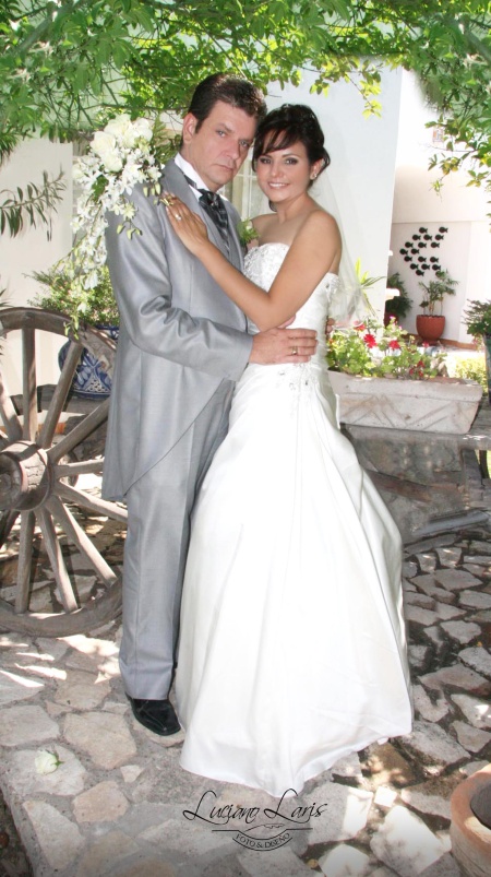 Srita. Norma Leticia González Valenzuela y Sr. Francisco José Carriedo Muñiz unieron sus vidas en sagrado matrimonio el nueve de octubre de 2010 en la iglesia de La Sagrada Familia. Los acompañaron sus padres señores Francisco José Carriedo Cortés (f) y Carmina Muñiz viuda de Carriedo; Esteban Valadez Landa y Leticia Valenzuela Saldaña.

Luciano Laris