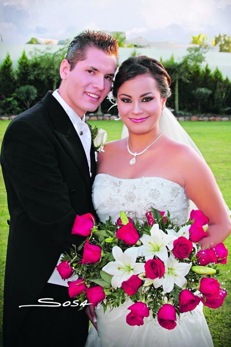 Nubia de Jesús Cajero Espinoza y Luis Alberto Martínez Medina unieron sus vidas en matrimonio el 15 de octubre de 2010 en la parroquia de Los Ángeles. Ellos son hijos de los señores Avelardo Cajero Muñoz y María Luz Espinoza Castillo; Melchor Martínez Hernández y María del Pilar Medina de la Parra.

Studio Sosa -