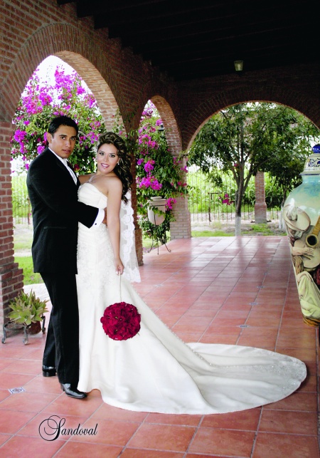 Lic. Berenice Castillo Vega e Ing. Juan Ángel Garay Barrera en la parroquia Los Ángeles fueron bendecidos en matrimonio el 16 de octubre de 2010. Los acompañaron sus señores padres Sres. Gerardo Castillo Velázquez y Yolanda Vega de Castillo; Juan Garay Puentes y Margarita Barrera de Garay.

Sandoval Fotografía-