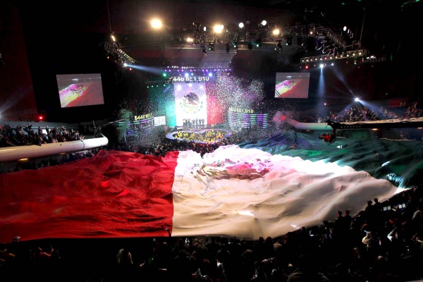 Para celebrar este gesto de solidaridad, un grupo de cadetes extendieron la bandera de México a lo largo y ancho de la sala del Auditorio Nacional, por encima del público, al tiempo que caía una lluvia de confeti y globos de color amarillo y morado.