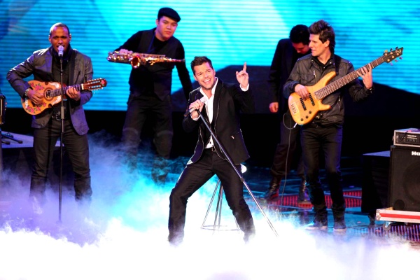 Tras varias horas de espera, el puertorriqueño Ricky Martín apareció en el escenario ataviado con un traje negro y camisa blanca para interpretar la canción ‘Lo mejor de mi vida eres tú’.