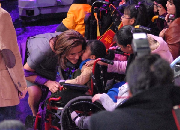 Margarita Zavala acudió al foro Teletón acompañada de sus hijos para emitir un mensaje en vivo y aportar su donativo.