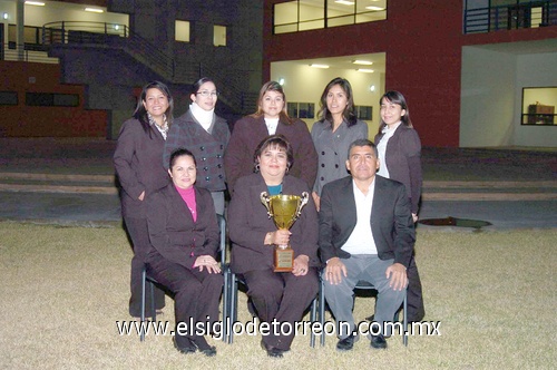 05122010 Directora M.C. Verónica M. Fernández Hernández, secretaria académica L.S.C.A. Sandra Santacruz Ortega, secretario administrativo Lic. Luis Carlos de la O. Robledo; alumnas Reyna Olivia Alvarado Vázquez, Montserrat Lugo de León y Estela M. Samaniego Sifuentes.