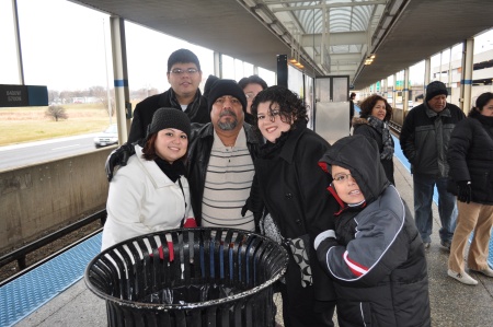 Fam. Cisneros esperando el metro para ir al centro de Chicago. 11-24-10