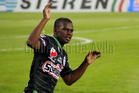 Festejo de Carlos Darwin Quintero en una de sus anotaciones ante las Aguilas del América, en el partido de vuelta de semifinales del Torneo Apertura 2010.