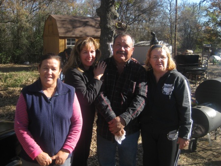 Mis hermanos, Virginia, Chava , Chavela, y Yo en Texas en el día de acción de gracias. Fotografía enviada por Lilia González.