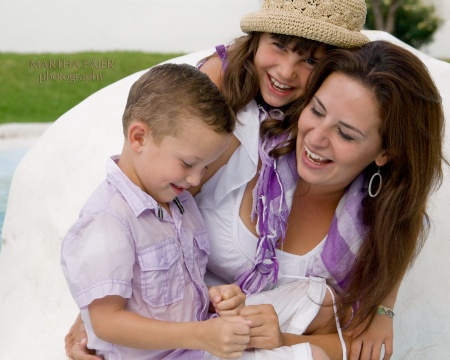 Sra. Michelle Verdeja de Grageda con sus hijos Regina y Eduardo Enrrique Grageda Verdeja. Torreón, Coah. Septiembre del 2010 Septiembre del 2010.  Fotografía enviada por Martha Fájer Cruz.