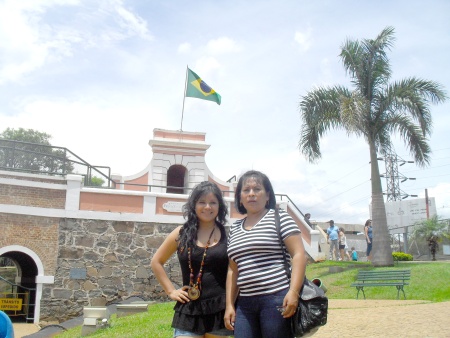 Maricela Trinidad Soriano y Jimena Villalobos Soriano en el Museo del Agua en Pirasicaba, Brasil. Fotografía enviada por Maricela Trinidad Soriano.