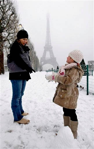 La Torre Eiffel se cerró a los turistas, dijo la oficina de prensa del monumento. Funcionarios señalaron que no pueden rociar sal en los pisos de la torre porque podría dañar la infraestructura de hierro.