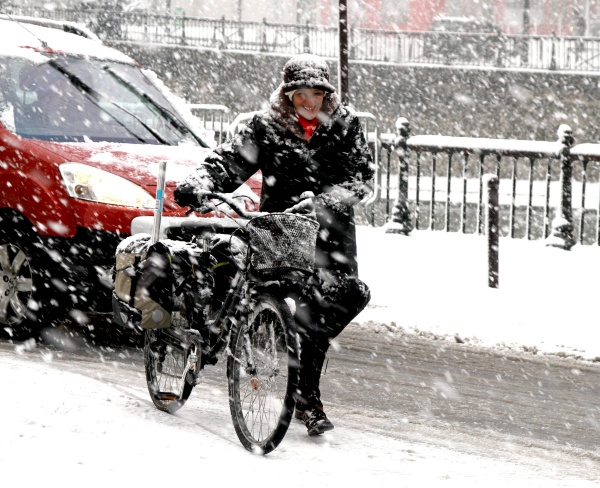 Centenares de viajeros en París y Francfort se vieron obligados a dormir en el aeropuerto después que fuertes nevadas causaron caos en los medios de transporte.