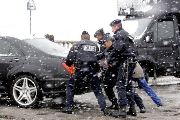 El ministerio francés del Interior movilizó a cinco mil policías para intentar aliviar los severos congestionamientos que se registran en las carreteras del país, donde la circulación de camiones quedó prohibida hasta nuevo aviso.