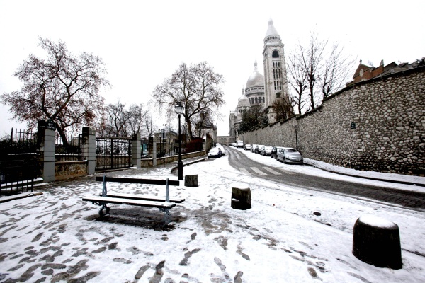 La circulación de autobuses en las calles parisinas y en la gran parte de los suburbios de la ciudad, quedó interrumpida poco después del mediodía debido a la nieve, anunció el servicio de prensa de la compañía de transporte público de París, RATP.