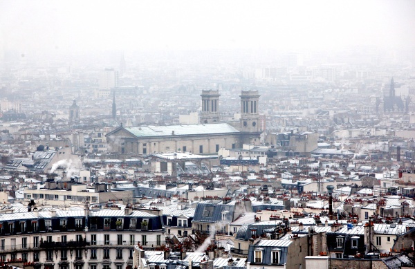 La fuerte caída de nieve paralizó por varias horas el tráfico terrestre -vehícular y ferroviario- y condujo al cierre temporal de los principales aeropuertos franceses de Roissy-Charles-de-Gaulle y Orly.