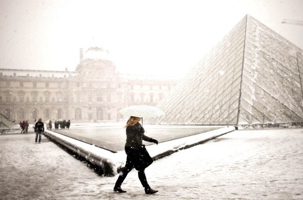 París reportó un nivel récord de nieve, al registrar una capa de 11 centímetros de hielo cubriendo el suelo, lo cual no había ocurrido desde 1987.