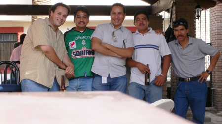 Conviviendo con unos buenos amigos hace algunos años, pero recordar es vivir y todos queremos vivir más.Fotografía enviada por Fernando Arzola.