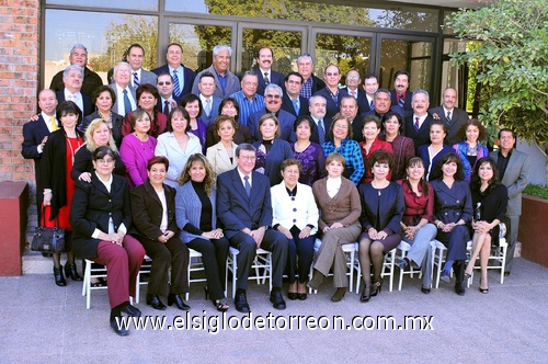 09122010 Los compañeros de generación disfrutaron de una agradable reunión.