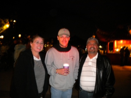 Dic.27-2009, Disney World. Elvira y Jaime,con Pedrito Fernández,en el parque de Epcot.  Fotografía enviada por Jaime Cisneros.