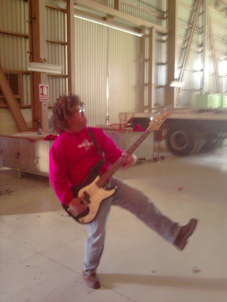 Este es mi compa el chaparrillo Oscar soto, rockeando todo una estrellita de rock. Fotografía enviada por Hugo Ramírez Santo.