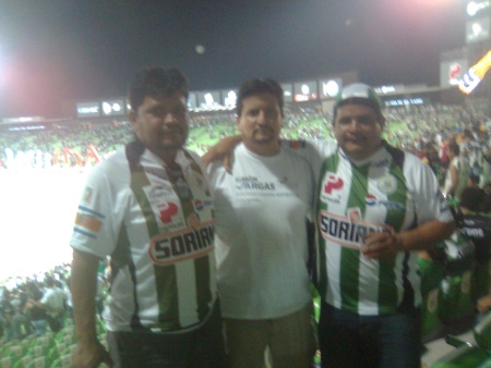 Torreón, Coahuila , con mis carnales en e TSM, disfrutando el partido y unas heladas. Fotografía enviada por Alejandro García González.