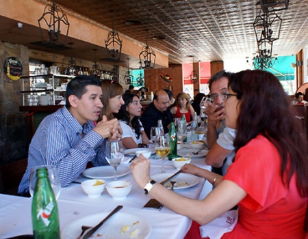 Víctor Hugo Romero Acevedo, Director Adjunto del Consejo de Promoción Turística, agasaja a la prensa argentina en el restaurante DF de Puerto Madero, Buenos Aires.