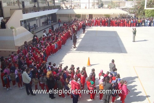 12122010 Grupo de alumnos y maestros presentes en la bendición del padre don Gerardo Zataráin.