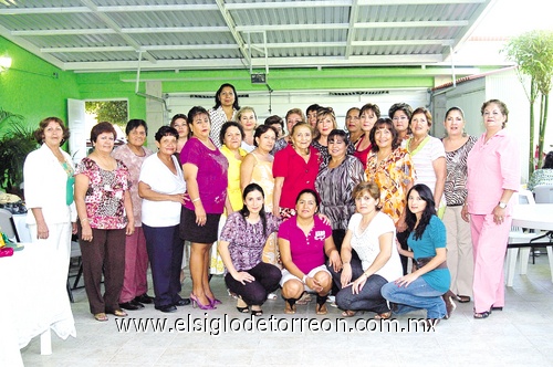 23122010 Rosita de Álvarez en compañía de amigas y familiares el día que festejó su santo.