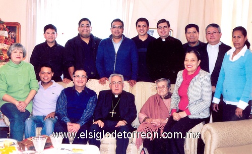 26122010 Padre Miguel Ángel Cigarroa del Bosque junto al Sr. Obispo Don José Guadalupe Galván Galindo y su mamá Sra. María Lilia del Bosque de Cigarroa.