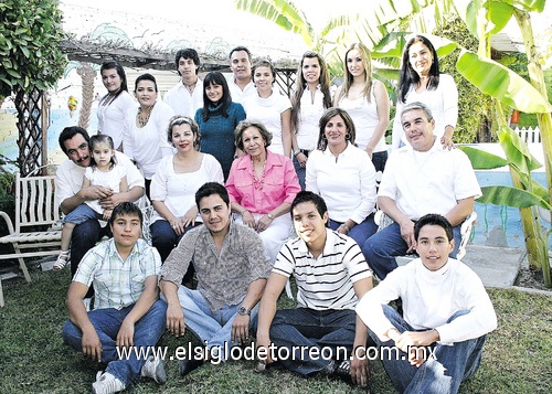 27122010 Rodríguez con sus hijos Lorena, Baldomero, Mine y David; sus nueras y yernos Carmen, Jorge y Mireya; y sus nietos Paco, Lorena, Lucero, Jorge, Alan, Ateel, Elías, Adam, Natalia, Fernanda y Anita.