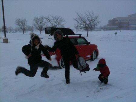 Eduardo, Lorena y Diego Nevarez Cortés en Buduque, Iowa. Fotografía enviada por Lorena Cortes.