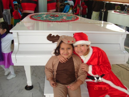 Mis peques en su festival navideño. Fotografía enviada por Mónica Alvarez Olvera.