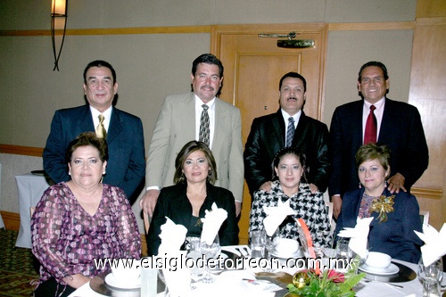 29122010 Armando García, Rosa Isela Soriano, José Ramón Mata, María Guadalupe Salas, Sergio García, Silvia de García, Juan Manuel y Lupita Seceñas, captados en reciente acontecimiento social.