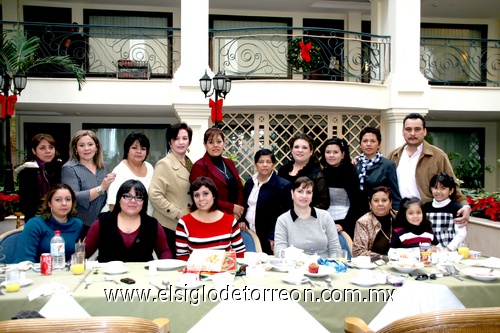 29122010 Brenda, Dulce, Sandra, Evita, Blanca, Angélica, Griselda, Cristina, Bety, Gaby, Érika, Rosario, Perla, Cova, Bárbara y Sergio