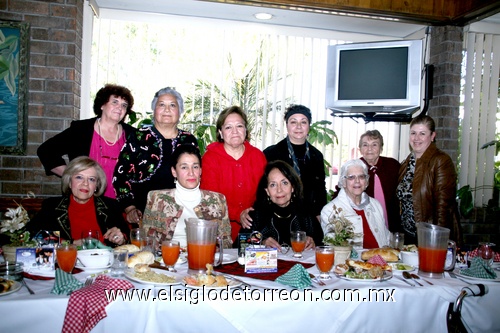 29122010 Genoveva, Lourdes, Ángeles, Rosy, Cristy, Delia, Paty, Elisa, Angelina y Carmelita; integrantes de la Sociedad de Escritoras Laguneras, al momento de disfrutar de una grata reunión navideña.