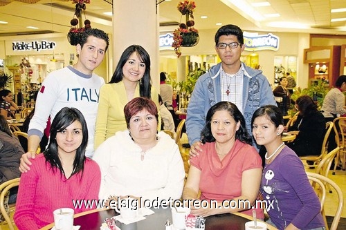 02022011 Solano, Dora Nieto, señora de la Cruz, Cindy Solano, Salvador Delgado, Angie Delgado y Alan Enciso.