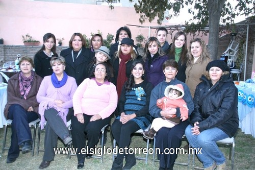 10022011  Ramírez de Romo rodeada de las damas asistentes a su fiesta de canastilla.