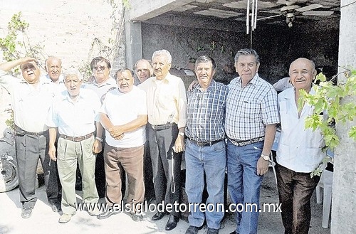 13022011  de exalumnos de la Escuela Normal Rural de Salaices, Chih., en mayo de 2010, en donde fungió como anfitrión Félix Ramírez, aparecen: Rodolfo Rojas, Guillermo Benavides, Juan García, Esteban Chavarría, Dolores Contreras, Ignacio Cárdenas, Juan Manuel Martínez, Juan Guardiola, Andrés Silva y Alberto Valdés, en Lerdo, Dgo.