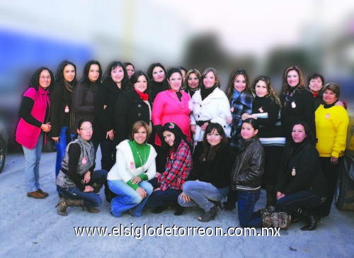 13022011 La festejada estuvo acompañada de amigas y familiares, quienes la llenaron de buenos deseos.