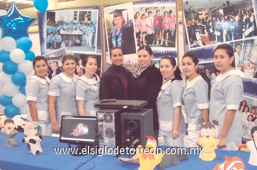 24022011  de alumnas del Centro Panamericano de Estudios Profesionales, A.C., participaron en la Expo Orienta de Gómez Palacio. Las acompaña su directora, Lic. Mayela Arrañaga.