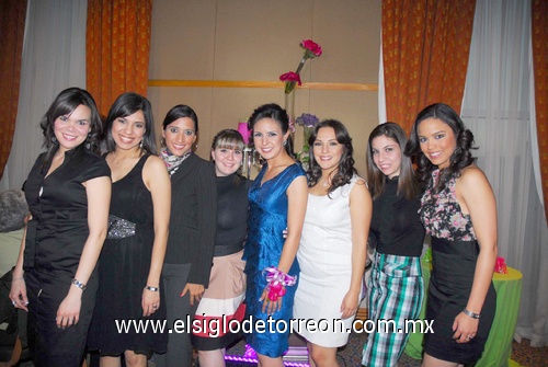 27022011  Ayub junto a Sandra, Lis, Vero, Mariana, Elva, Ana Paty y Tere.