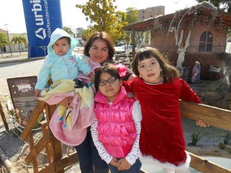 Nacimiento en Gómez palacio, Torre Eifel, 25 diciembre 2010 mis hijas Sofia, Danielita y Kimy y yo.  Fotografía enviada por Ana Laura Guerrero Niño.